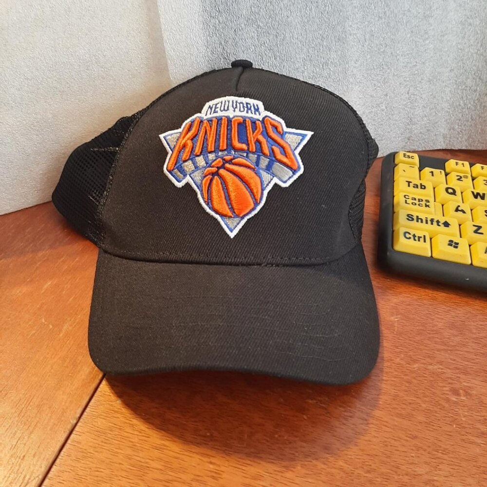 NEW ! NBA Offical Licensed Ultra Game New York Knicks Hat Adjustable Black Logo
